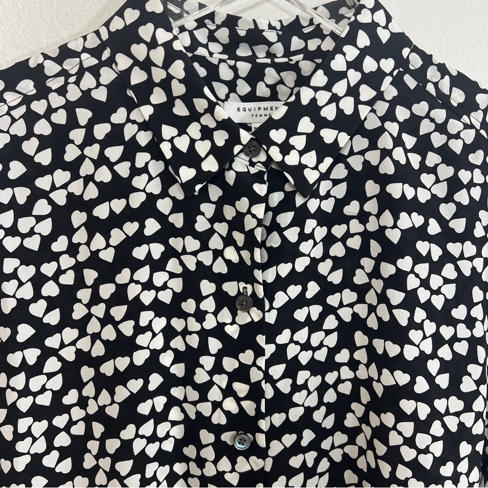 EQUIPMENT Essential Silk Heart-Print button down blouse black and white - Picture 3 of 7
